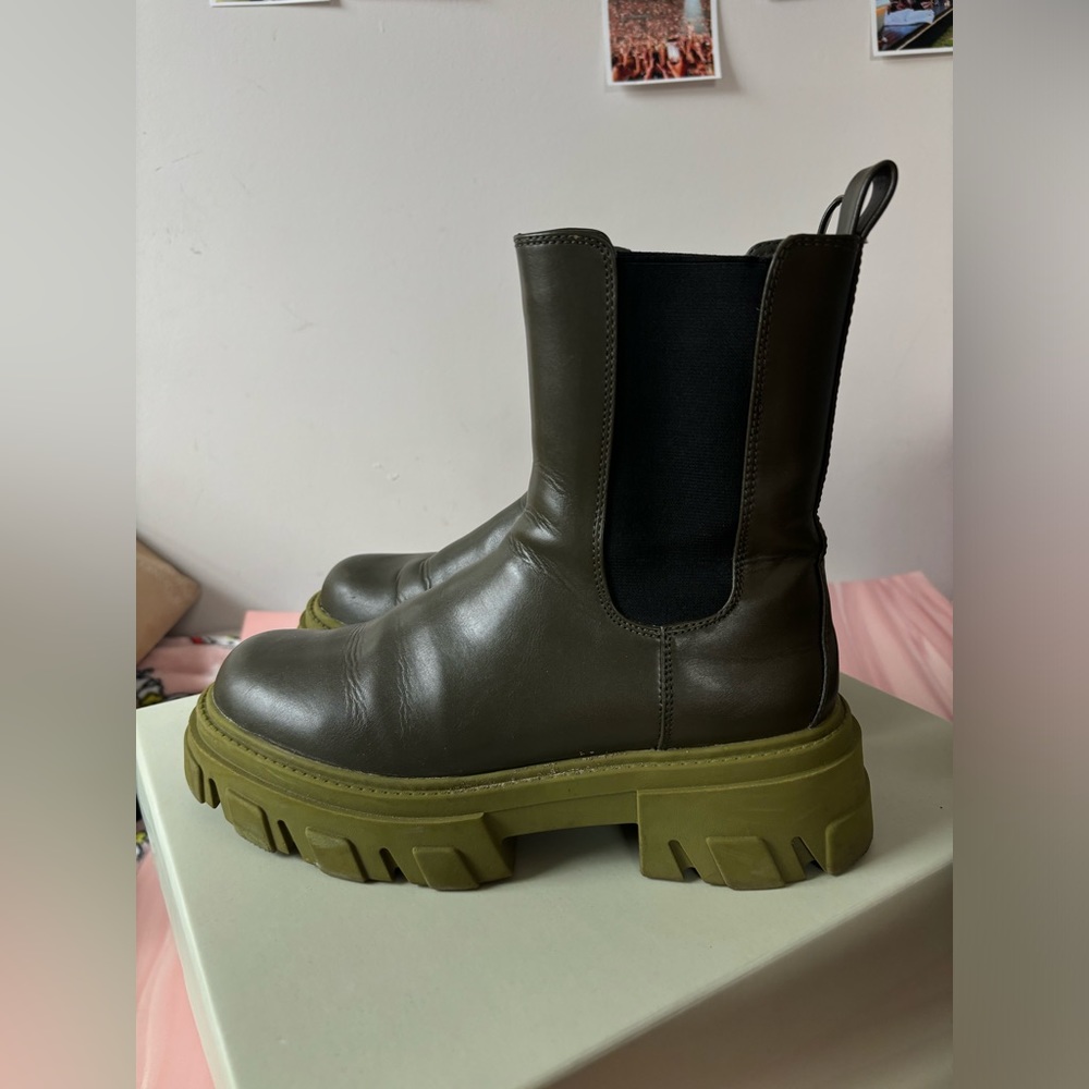 CHUNKY SOLE CHELSEA BOOT